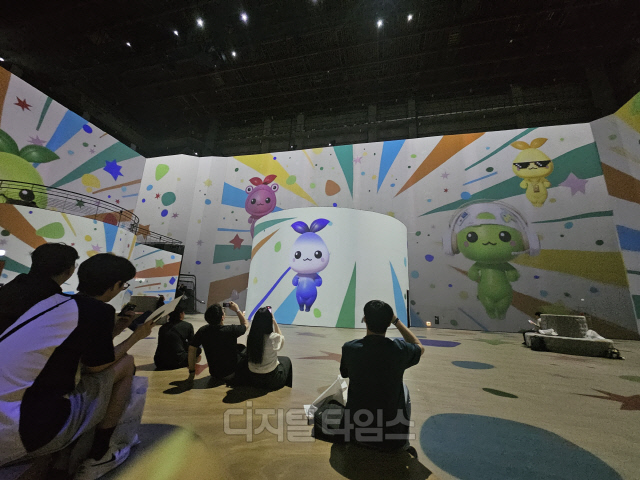 게임 인기 캐릭터 모코코가 춤을 추며 이용자를 반기고 있다. 김영욱 기자